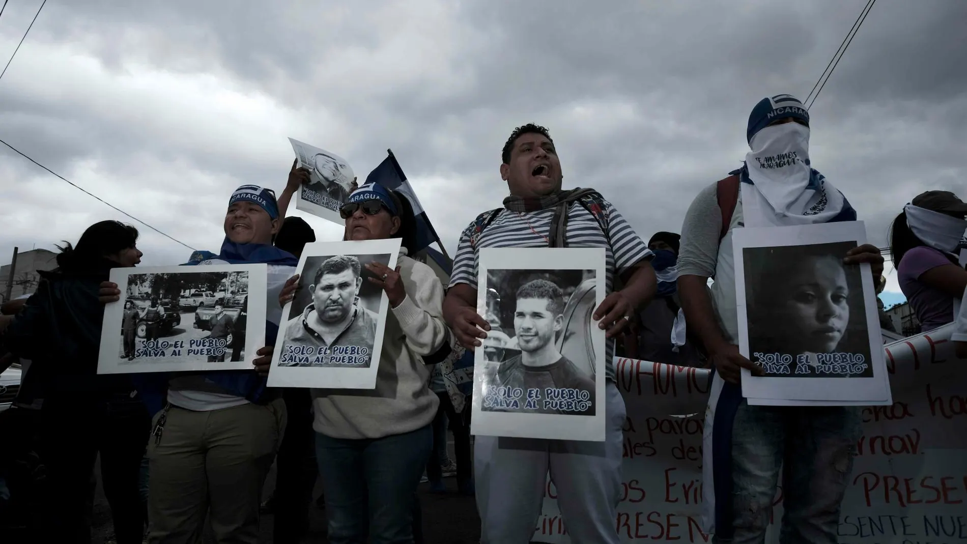 Un grupo de nicaragüenses protesta en las afueras de la Embajada de Nicaragua en Costa Rica para exigir la liberación de quienes consideran “presos políticos”, el cese de la represión y la salida del presidente Ortega del Gobierno/ Efe