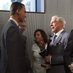 Felipe VI conversa con Mario Vargas Llosa, uno de los premiados, ante la mirada de Soraya Sáenz de Santamaría y José Antonio Vera, presidente de Efe