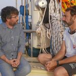 El presentador de laSexta y Oscar Camps, fundador de la ONG Activa Open Arms, a bordo del Astral