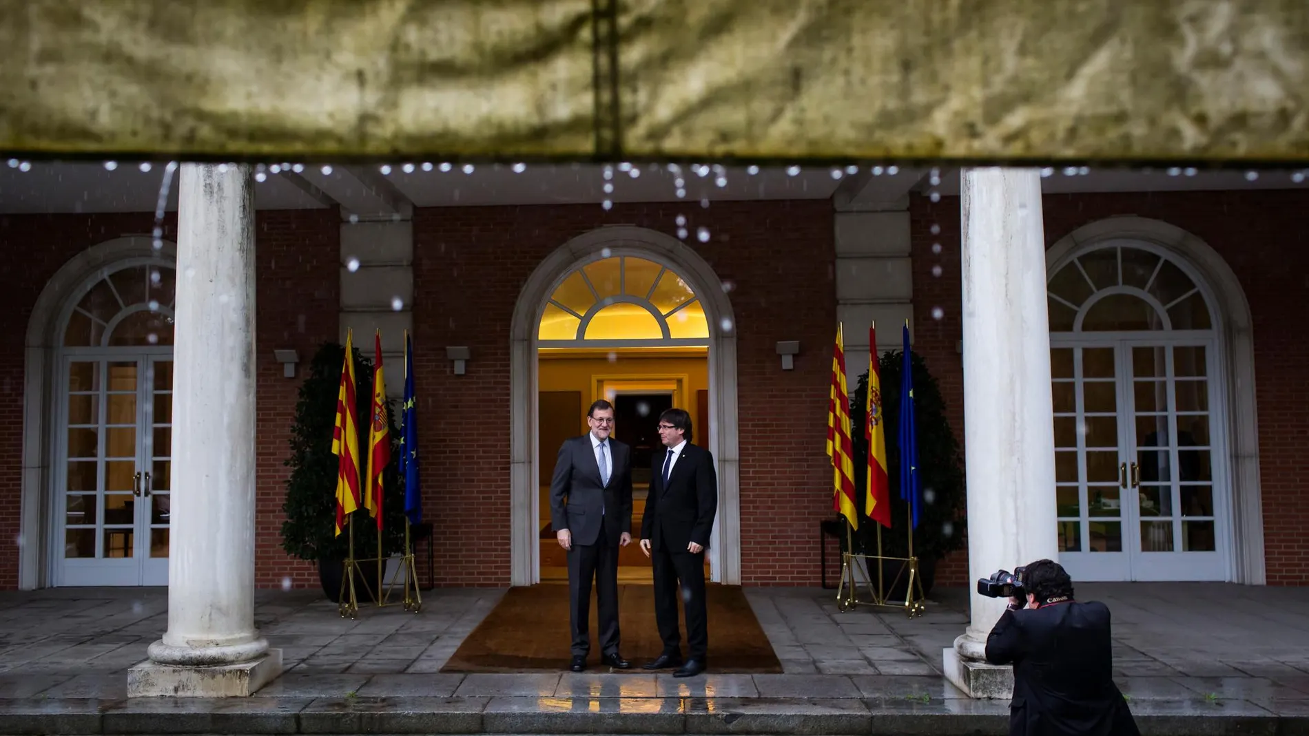 Mariano Rajoy y Carles Puigdemont, en un encuentro en La Moncloa en 2016. Foto: Alberto R. Roldán