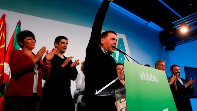 El portavoz de EH Bildu, Arnaldo Otegi valora los resultados electorales del domingo en San Sebastián. EFE/Javier Etxezarreta