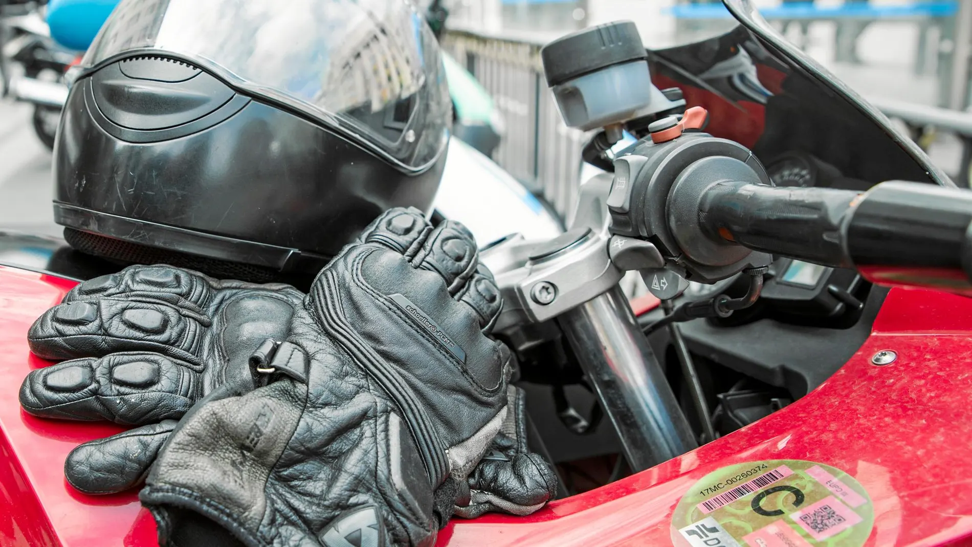 Las motocicletas también tienen que llevar el distintivo ambiental en un lugar visible / Foto: David Jar