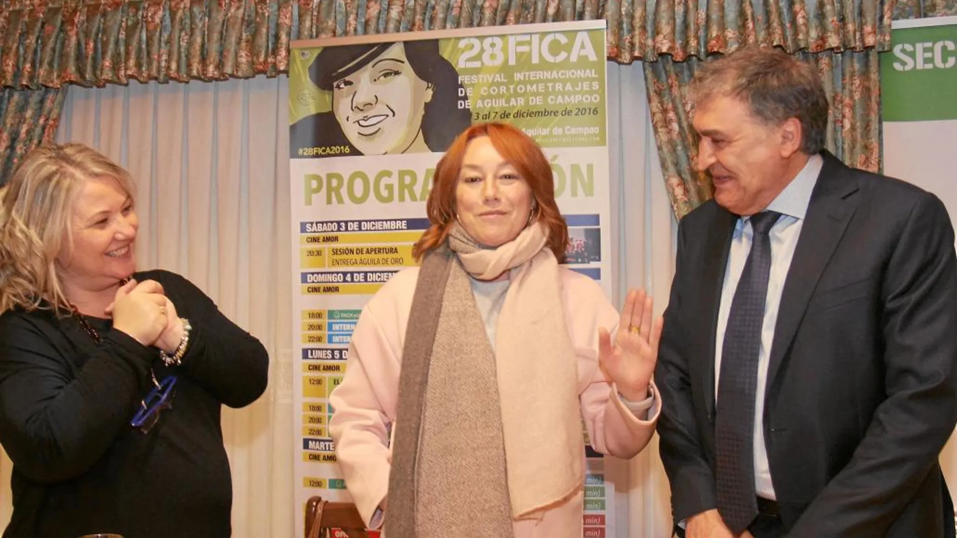 Gracia Querejeta junto a la alcaldesa de Aguilar, María José Ortega, y el director de Gullón, Juan Martínez Gabaldón