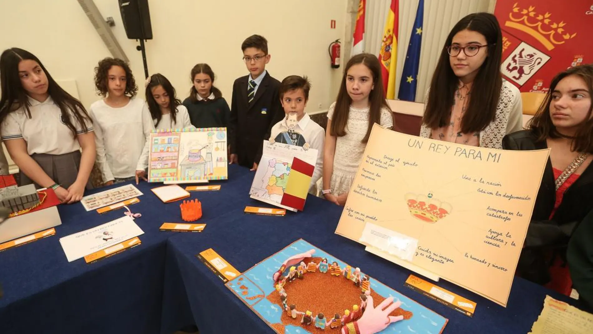 Sara Benito, en el centro, con el resto de finalistas del concurso / Dos Santos