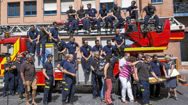 La alcaldesa durante su visita ayer al Parque de Bomberos 5 de la Comunidad de Madrid