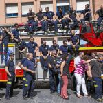 La alcaldesa durante su visita ayer al Parque de Bomberos 5 de la Comunidad de Madrid