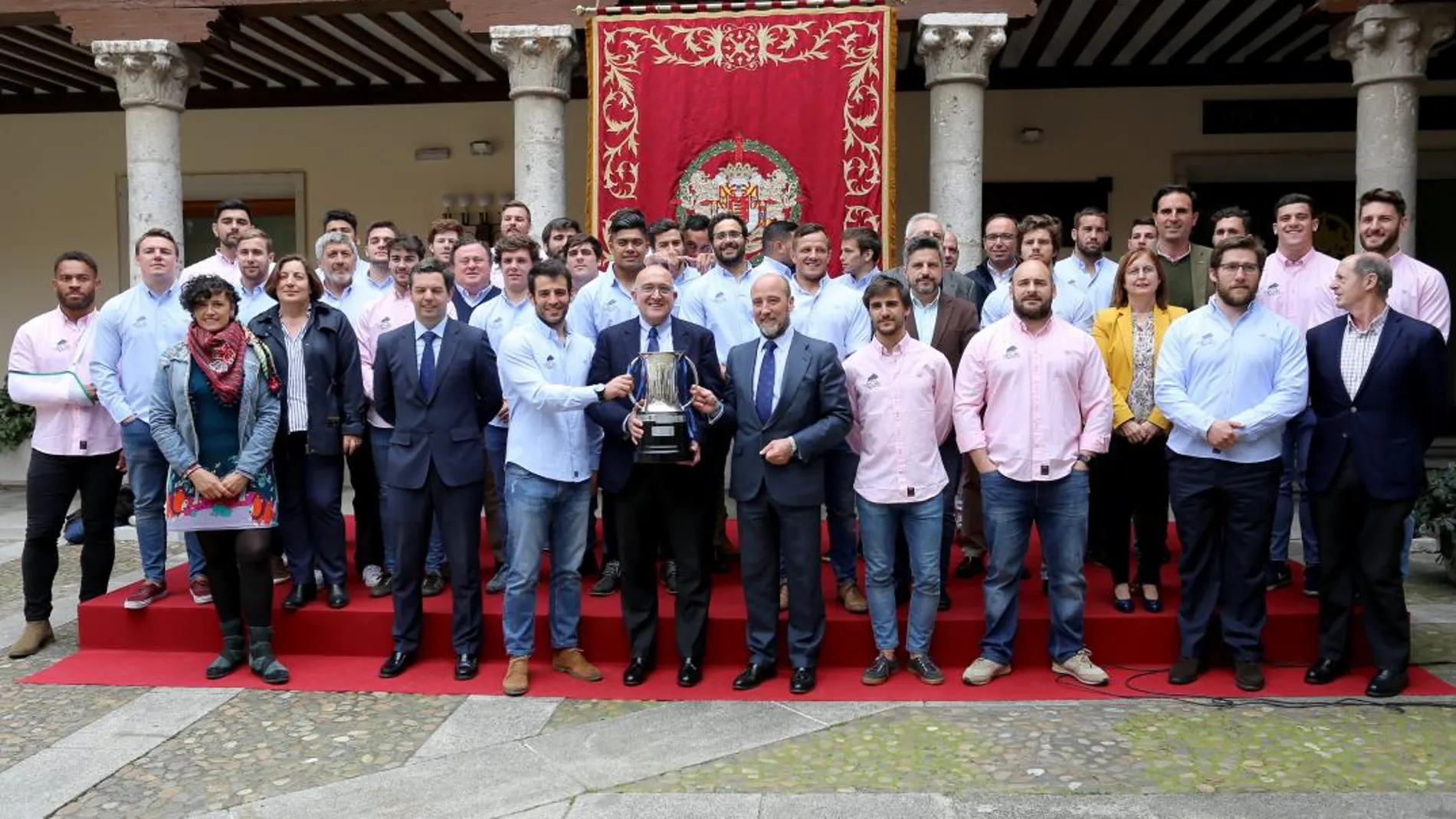 El presidente de la Diputación de Valladolid, Jesús Julio Carnero, y el equipo de gobierno provincial reciben a los jugadores, entrenadores y directivos del VRAC/Leticia Pérez/Ical