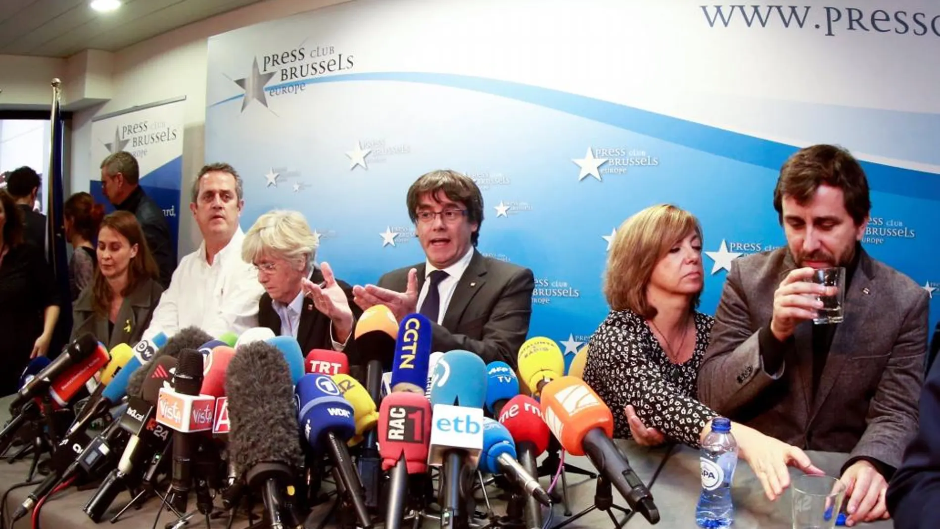 Carles Puigdemont acompañado por cinco de sus antiguos consejeros, en Bruselas. EFE/ Olivier Hoslet