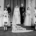 Imagen de la boda de la Reina Madre con el duque de Edimburgo, acompañados por las damas de honor y los pajes reales