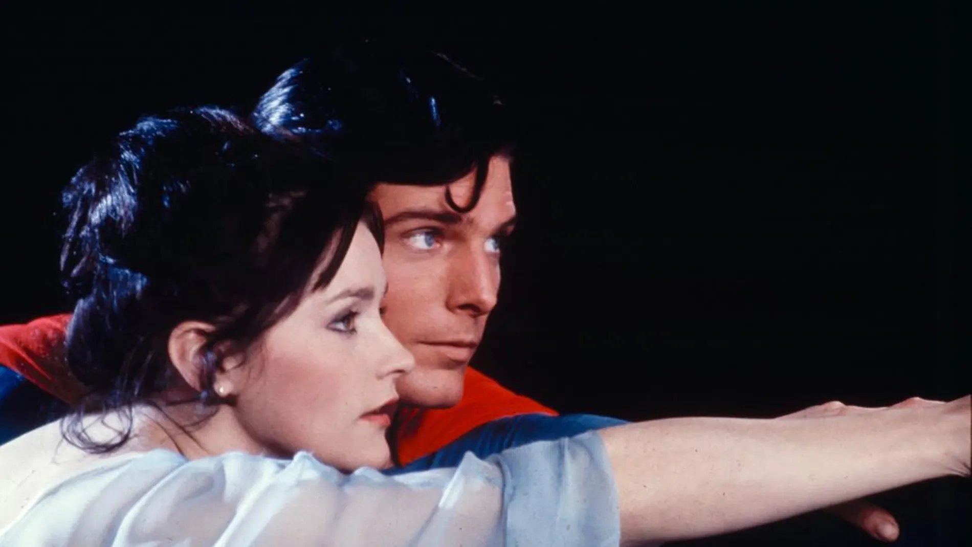 Christopher Reeve, como Superman, y Margot Kidder, como Lois Lane, en una escena de la película "Superman"de 1978. Ambos actores han fallecido ya. (AP Photo/TMS &amp; DC Comics Inc.)