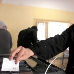 Una mujer egipcia vota, ayer, en el referéndum sobre la Constitución en Mahala el-Kubra, al norte de El Cairo