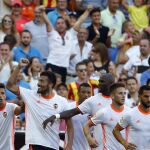 El jugador argentino del Valencia, Ezequiel Garay , celebra junto a sus compañeros el segundo gol marcado al Betis