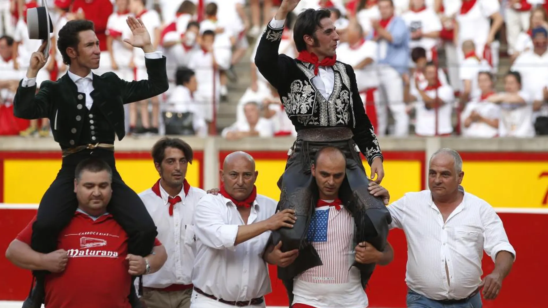 Leonardo Hernández y Roberto Armendáriz saliendo a hombros en Pamplona