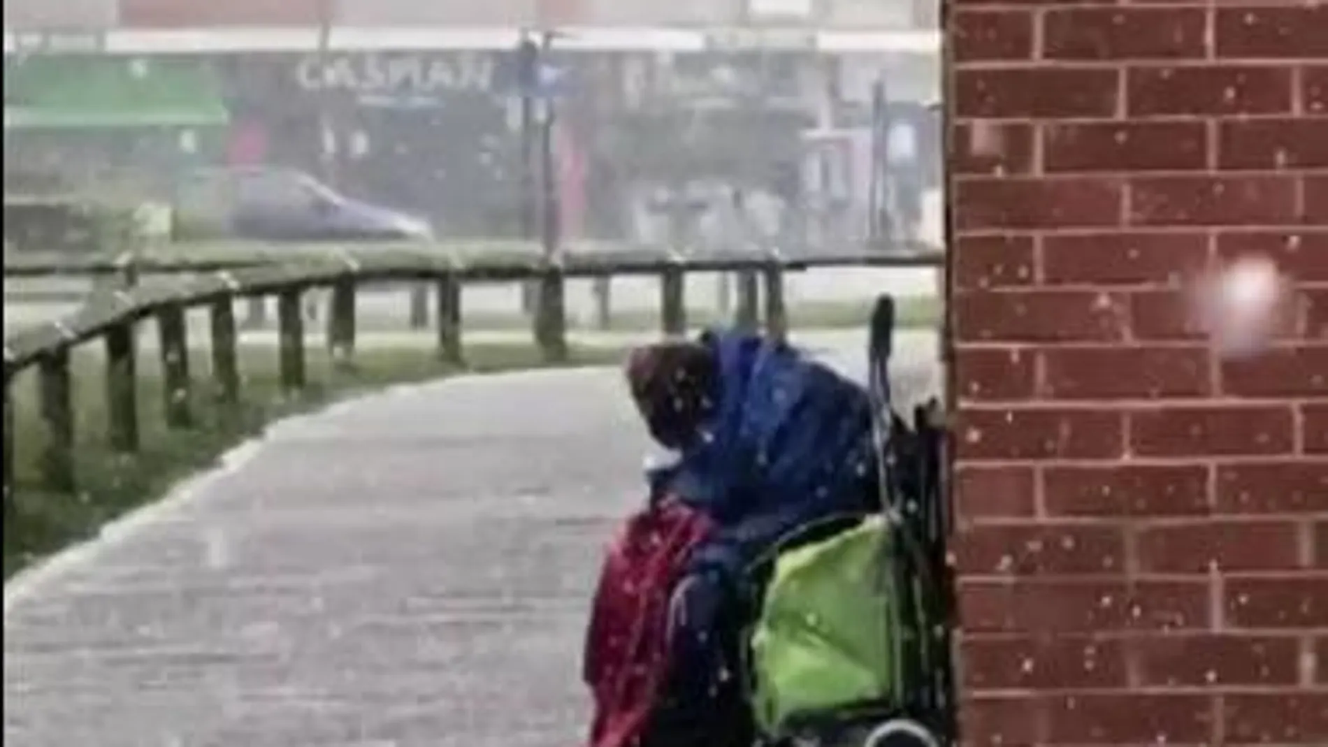 La imagen de un anciano indigente bajo la nieve remueve las redes