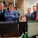 El presidente del PP de Castilla y León, Alfonso Fernández Mañueco, escucha, junto a Silván y Martínez Majo, las explicaciones del director de la empresa Tresca, Francisco Carro