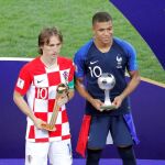 Luka Modric (i) posa con el Balón de Oro al mejor jugador del Mundial de Rusia 2018, junto al delantero francés Kylian Mbappé, que ha sido el mejor joven. Efe