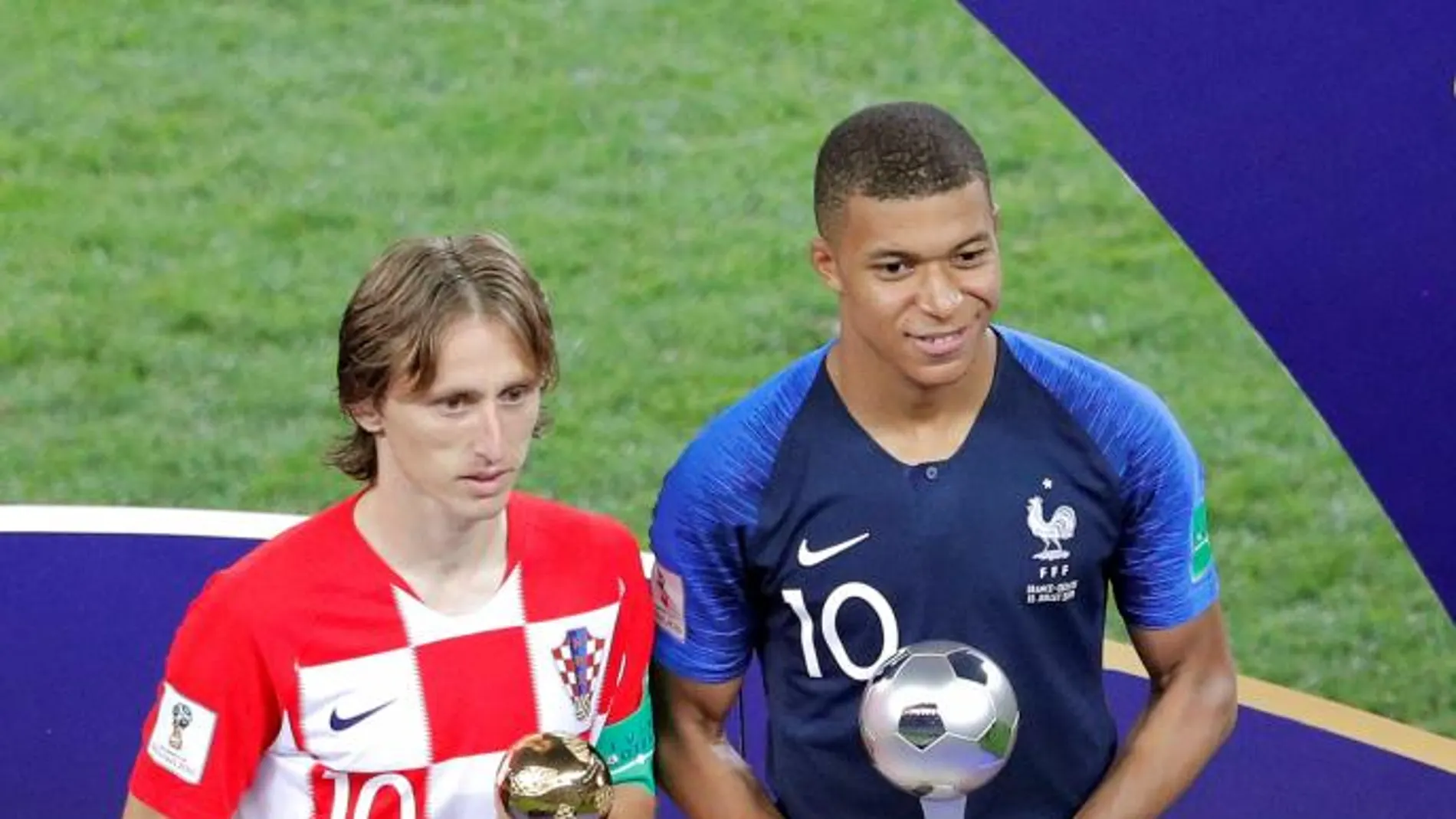 Luka Modric (i) posa con el Balón de Oro al mejor jugador del Mundial de Rusia 2018, junto al delantero francés Kylian Mbappé, que ha sido el mejor joven. Efe