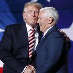 Trump bromea con Mike Pence después de su discurso en la convención