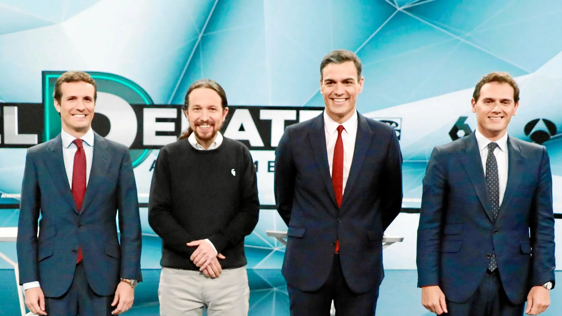 Los cuatros candidatos, anoche, en el saludo previo a que diera comienzo el debate de Atresmedia / Foto: Luis Díaz