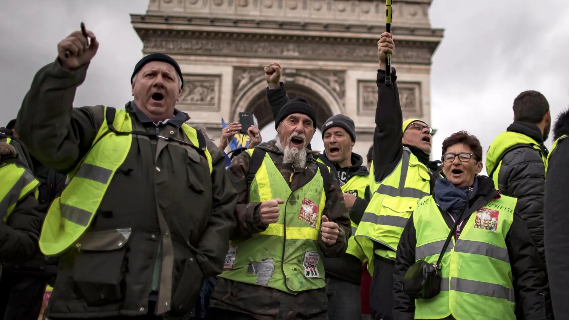 Un grupo de manifestantes en París en otra jornada más de protestas de los chalecos amarillos