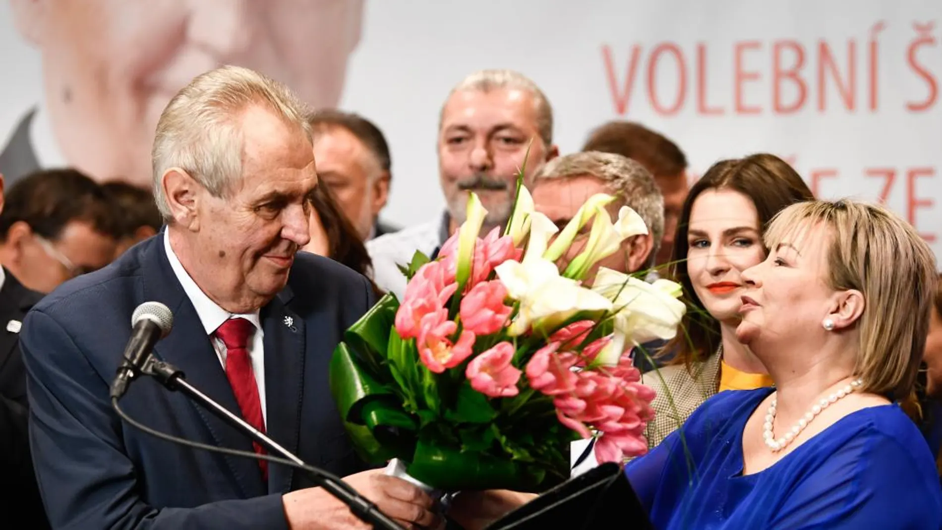 Milos Zeman y su mujer, Ivana Zemanova, celebran la victoria/Efe