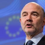 El comisario europeo de Economía y Finanzas, el francés Pierre Moscovici, ofrece una rueda de prensa sobre la cancelación de la deuda a España y Portugal por el incumplimiento del objetivo de déficit.