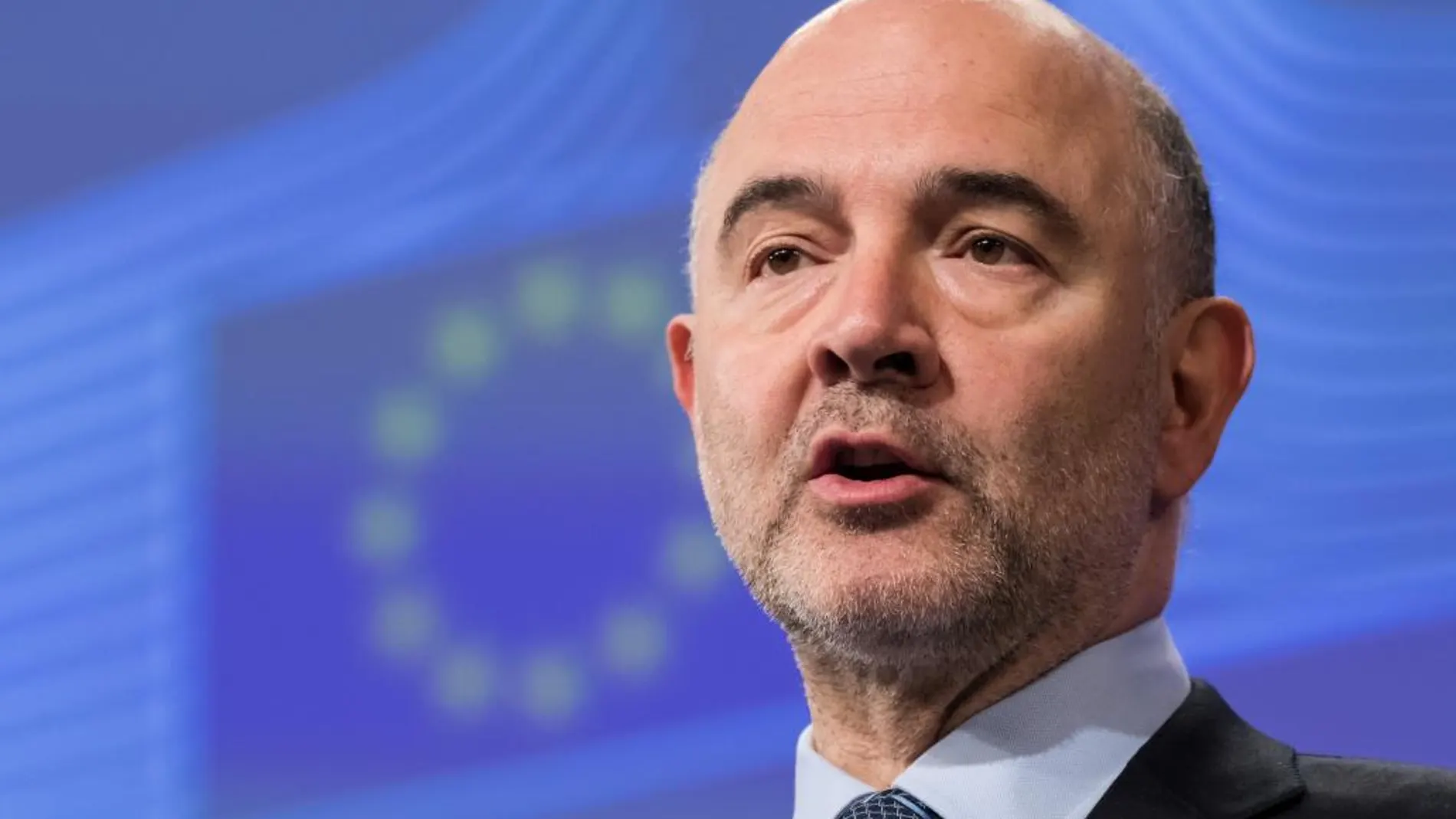 El comisario europeo de Economía y Finanzas, el francés Pierre Moscovici, ofrece una rueda de prensa sobre la cancelación de la deuda a España y Portugal por el incumplimiento del objetivo de déficit.