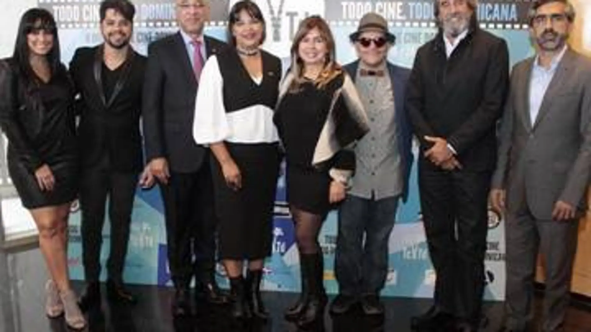 En la imagen, el tercero de la izquierda, el embajador dominicano Aníbal de Castro, rodeado de actores, directores y productores españoles y dominicanos.