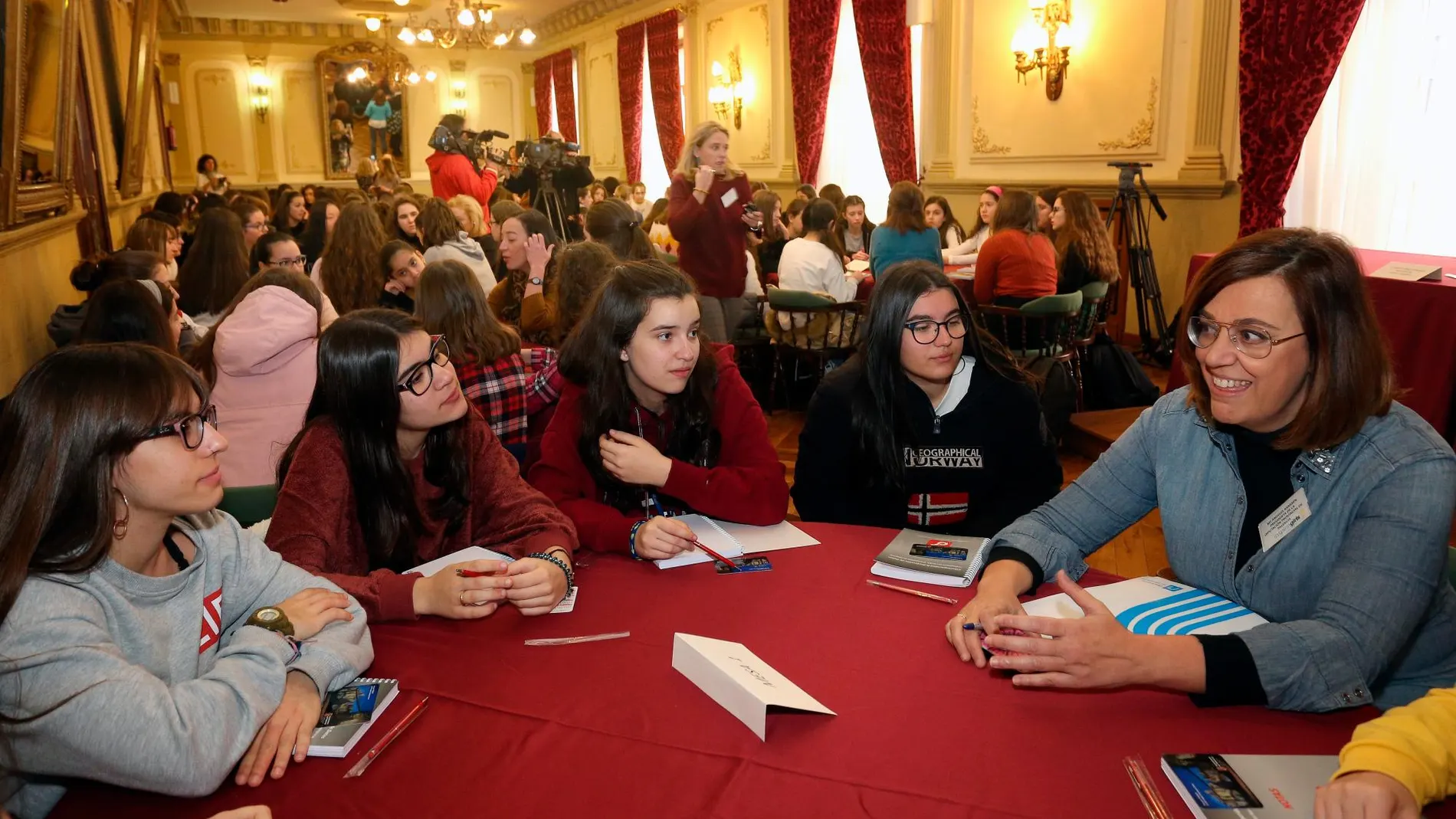 La presidenta de la Diputación de Palencia, Ángeles Armisén, explica su experiencia a un grupo de niñas