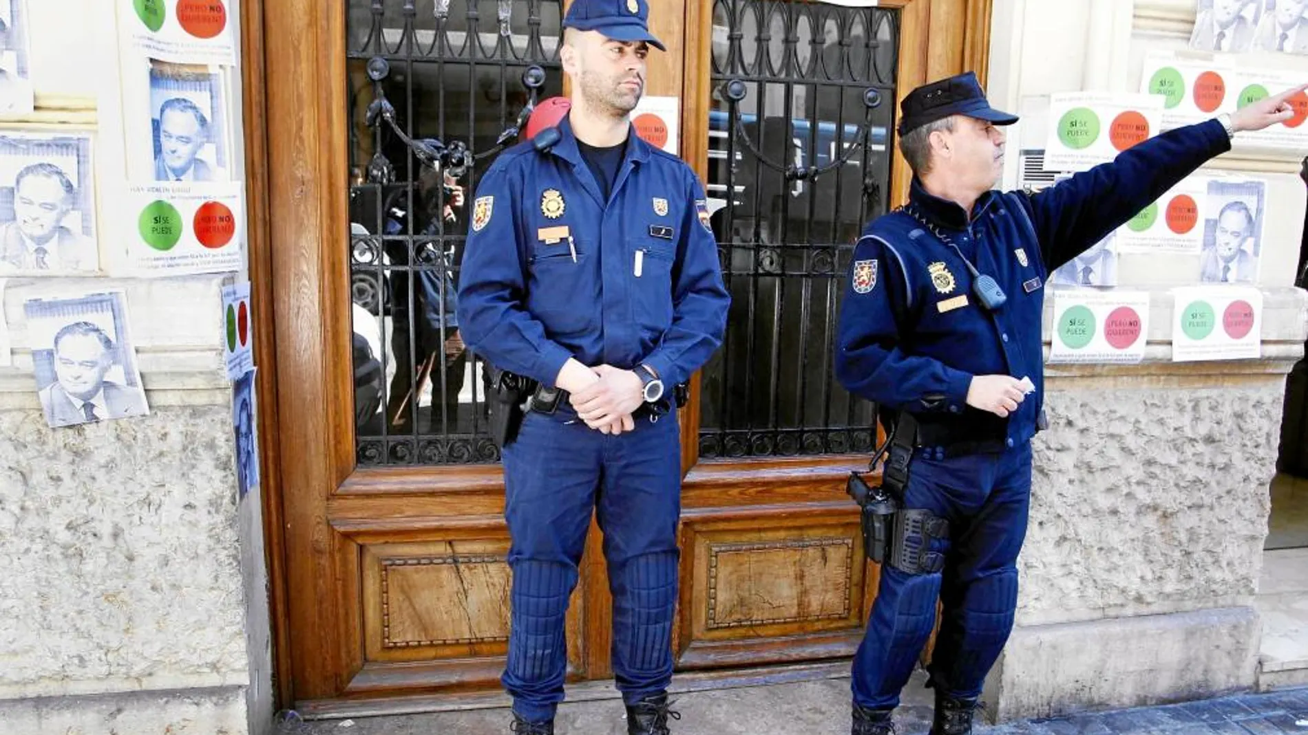 Dos agentes custodian la puerta del domicilio del diputado popular, González Pons