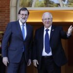El presidente del Gobierno, Mariano Rajoy, recibe al presidente de Israel, Reuven Rivlín, a su llegada al Palacio de la Moncloa