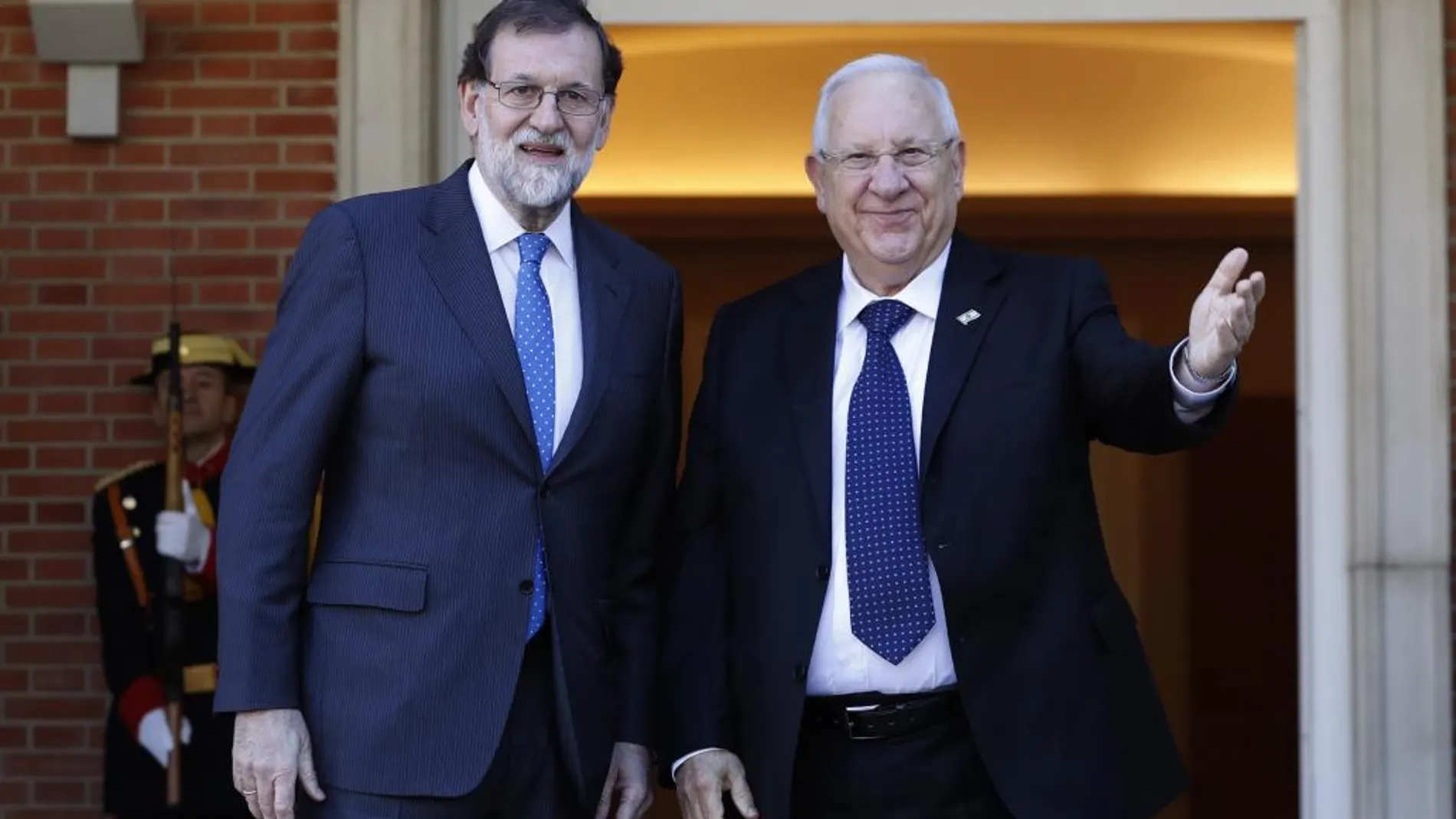 El presidente del Gobierno, Mariano Rajoy, recibe al presidente de Israel, Reuven Rivlín, a su llegada al Palacio de la Moncloa