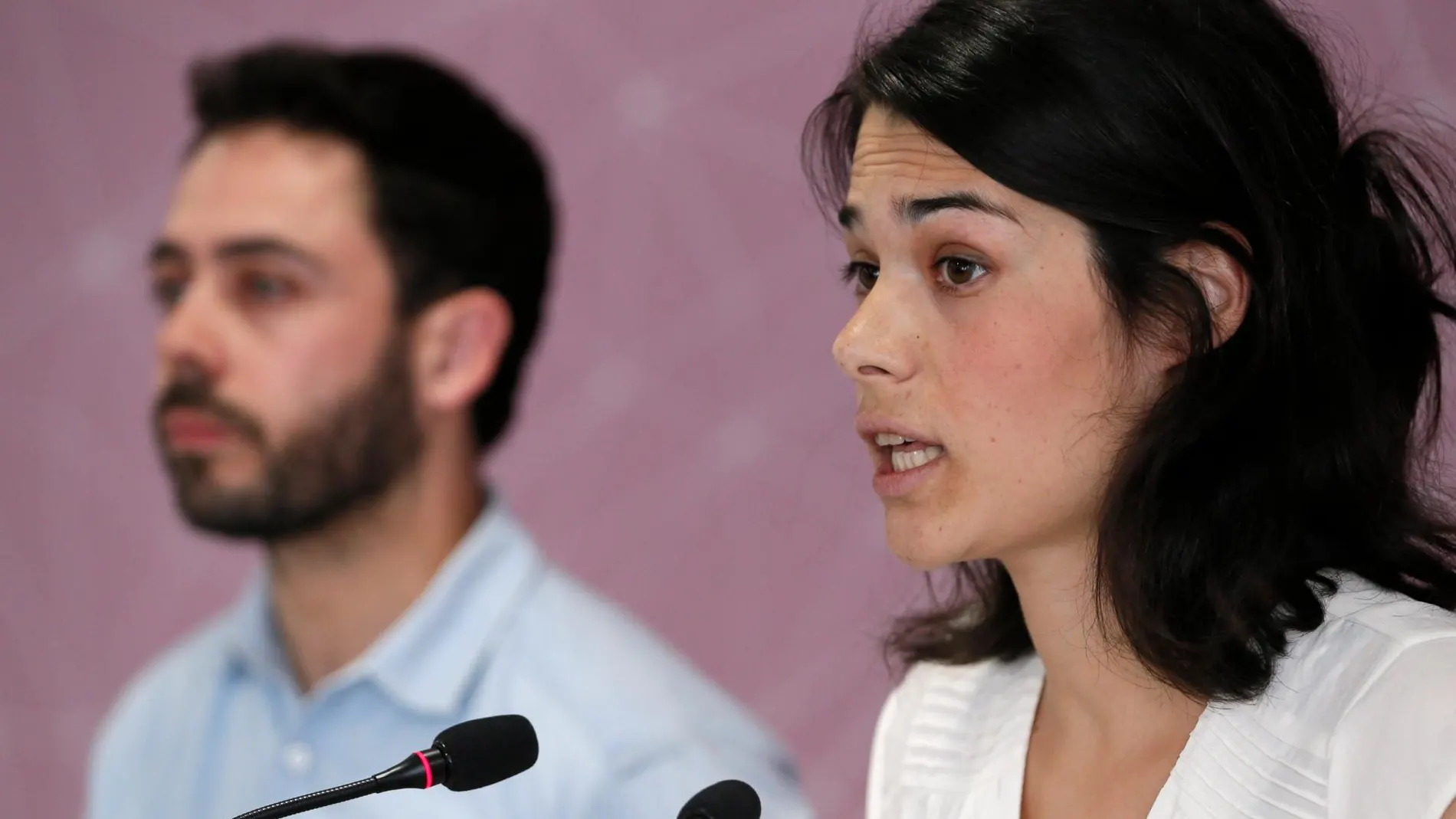 La diputada Isabel Serra (d) se perfila como candidata de Podemos a la Cominidad de Madrid