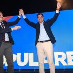 Pablo Casado levanta el brazo de Juanma Moreno en la interparlamentaria del PP (Foto: Ke-Imagen)
