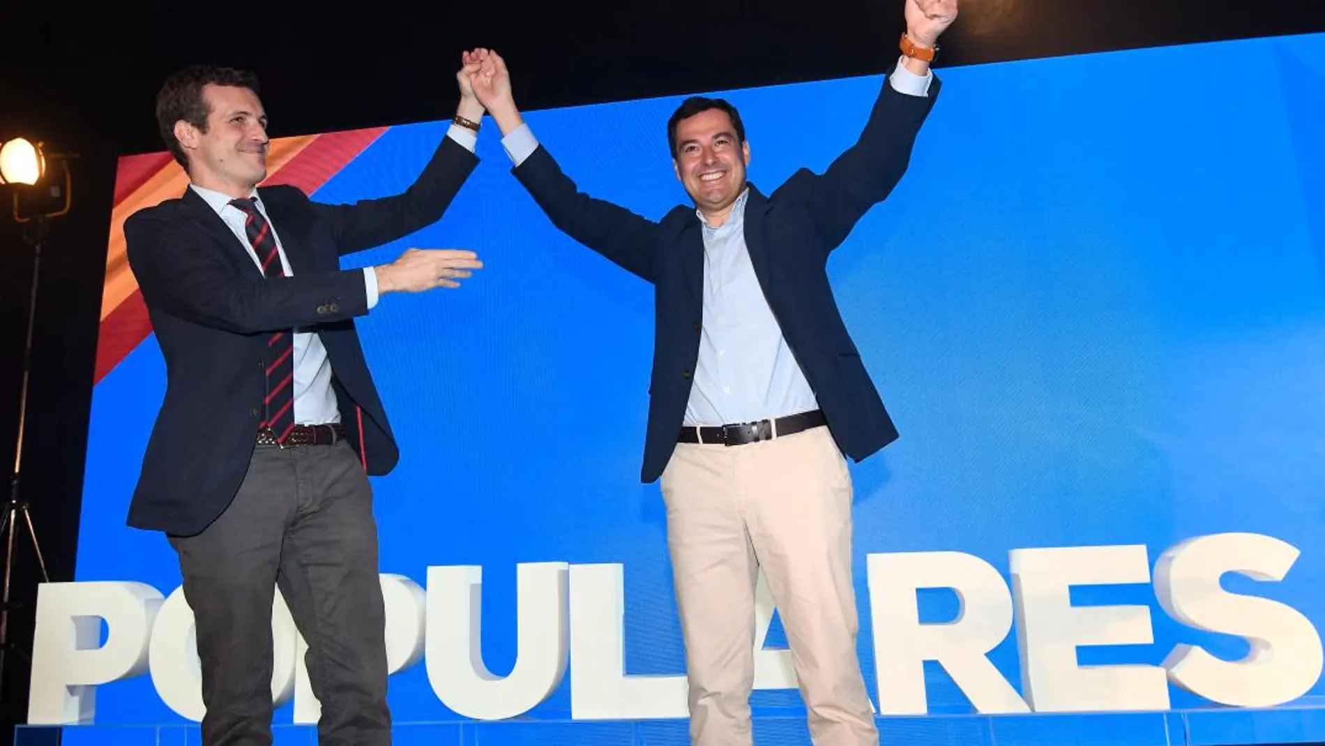 Pablo Casado levanta el brazo de Juanma Moreno en la interparlamentaria del PP (Foto: Ke-Imagen)