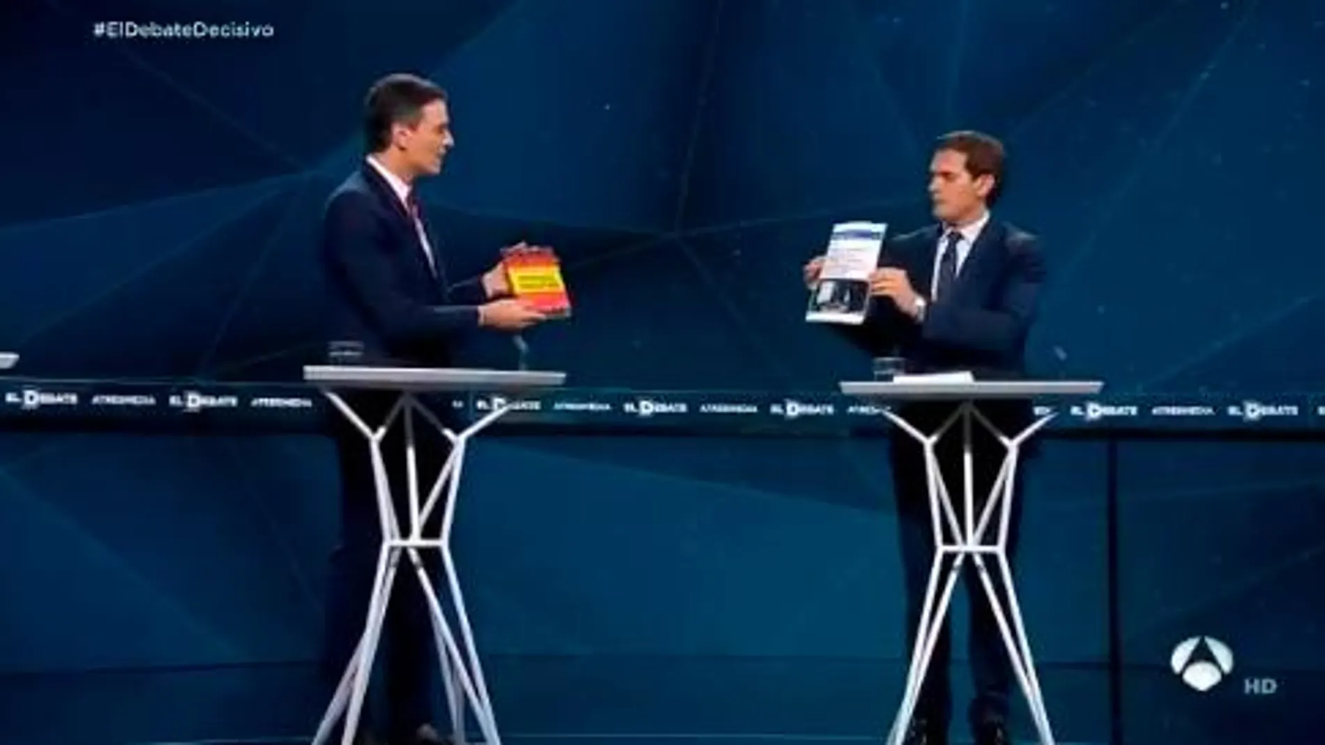Sánchez hace entrega de una copia de “Santiago Abascal. La España Vertebrada”