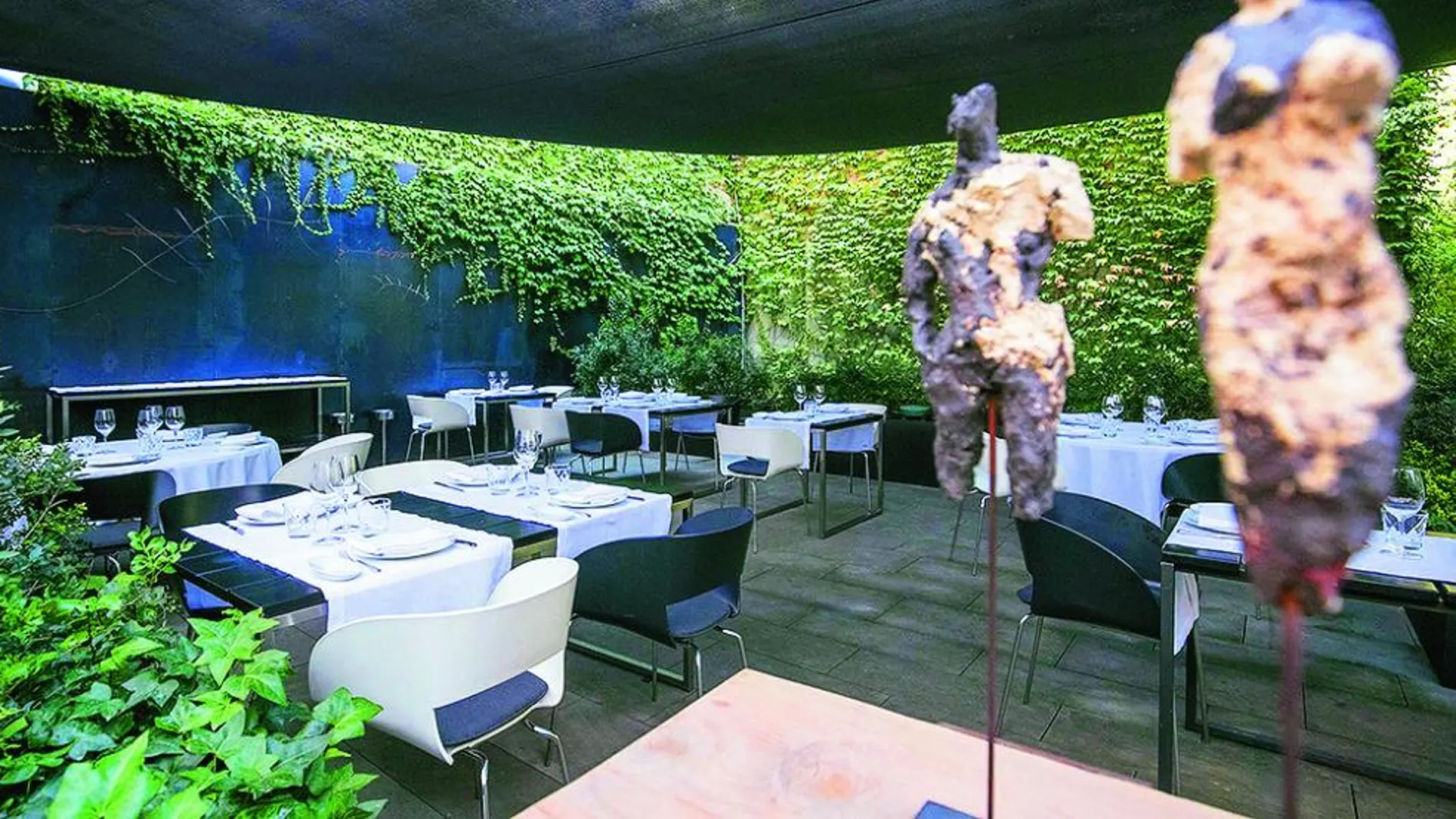 El establecimiento completa su oferta con una barra de sushi, sashimi y algunas tapas.