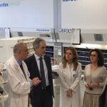 El ex consejero de Salud (2 i), junto a su sucesora, Marina Álvarez, entonces médico en el Reina Sofía