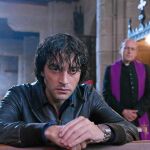 Sito Miñanco, protagonista de la serie interpretado por Javier Rey, en una escena del segundo capítulo de «Fariña» protagonizado por El director general de Atresmedia Studios, Ignacio Corrales, junto al director de contenidos, Nacho Manubens