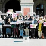 Los diputados soberanistas de JxCat, ERC y la CUP, ayer en una protesta a las puertas del Parlament