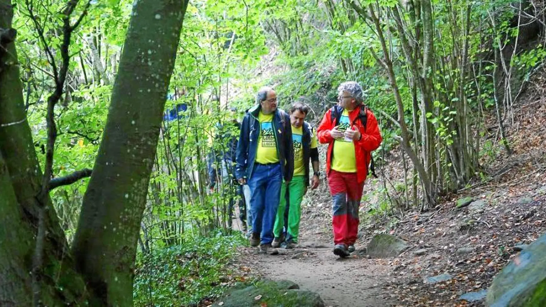 En la cima del Puigsacalm. El president Torra escaló ayer los 1.500 metros del Puigsacalm –escogido por Puigdemont– en la acción «Cims per la Llibertat» para pedir la libertad de los políticos presos y la vuelta de los huidos. Roger Torrent (ERC), ascendió al Matagalls por Marta Rovira.