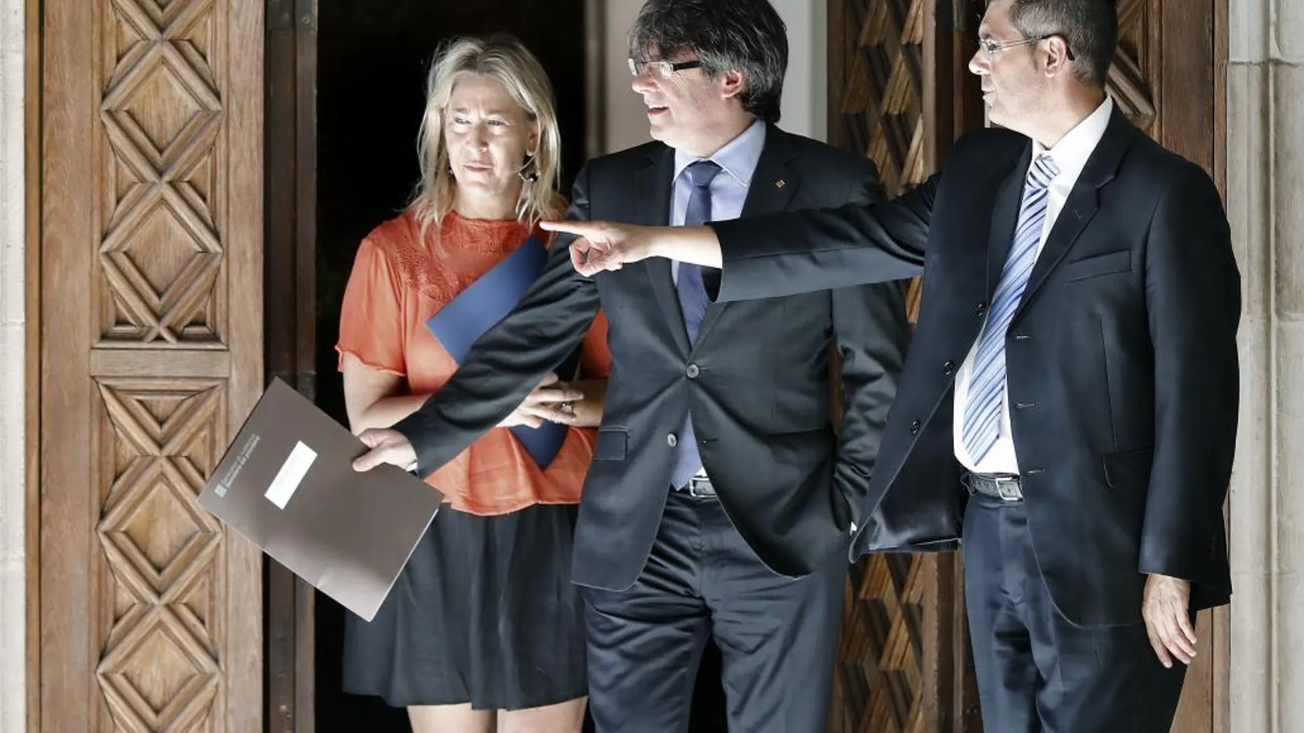 El presidente de la Generalitat, Carles Puigdemont, junto a la consellera de Presidencia, Neus Munté