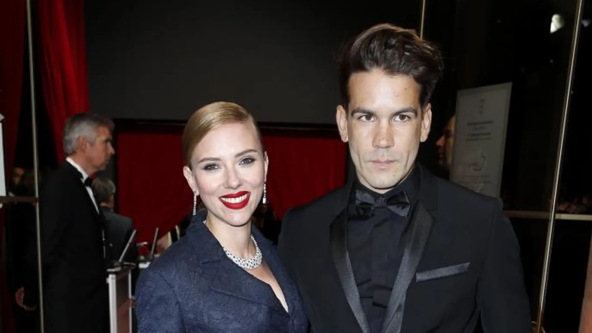 Scarlett Johansson y su marido en París en 2014