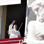 Francisco ayer, durante el Angelus, en la plaza de San Pedro