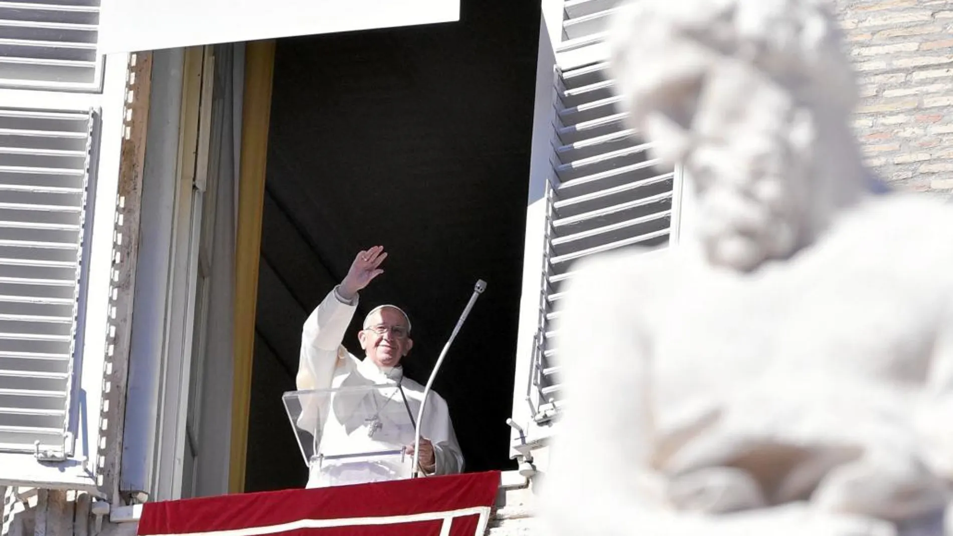 Francisco ayer, durante el Angelus, en la plaza de San Pedro