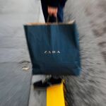 Un hombre sujeta una bolsa de Zara en Madrid. REUTERS/Susana Vera/File Photo