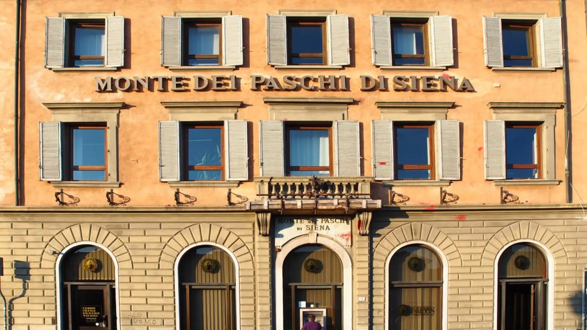 Fachada del banco italiano Monte De Paschi de Siena