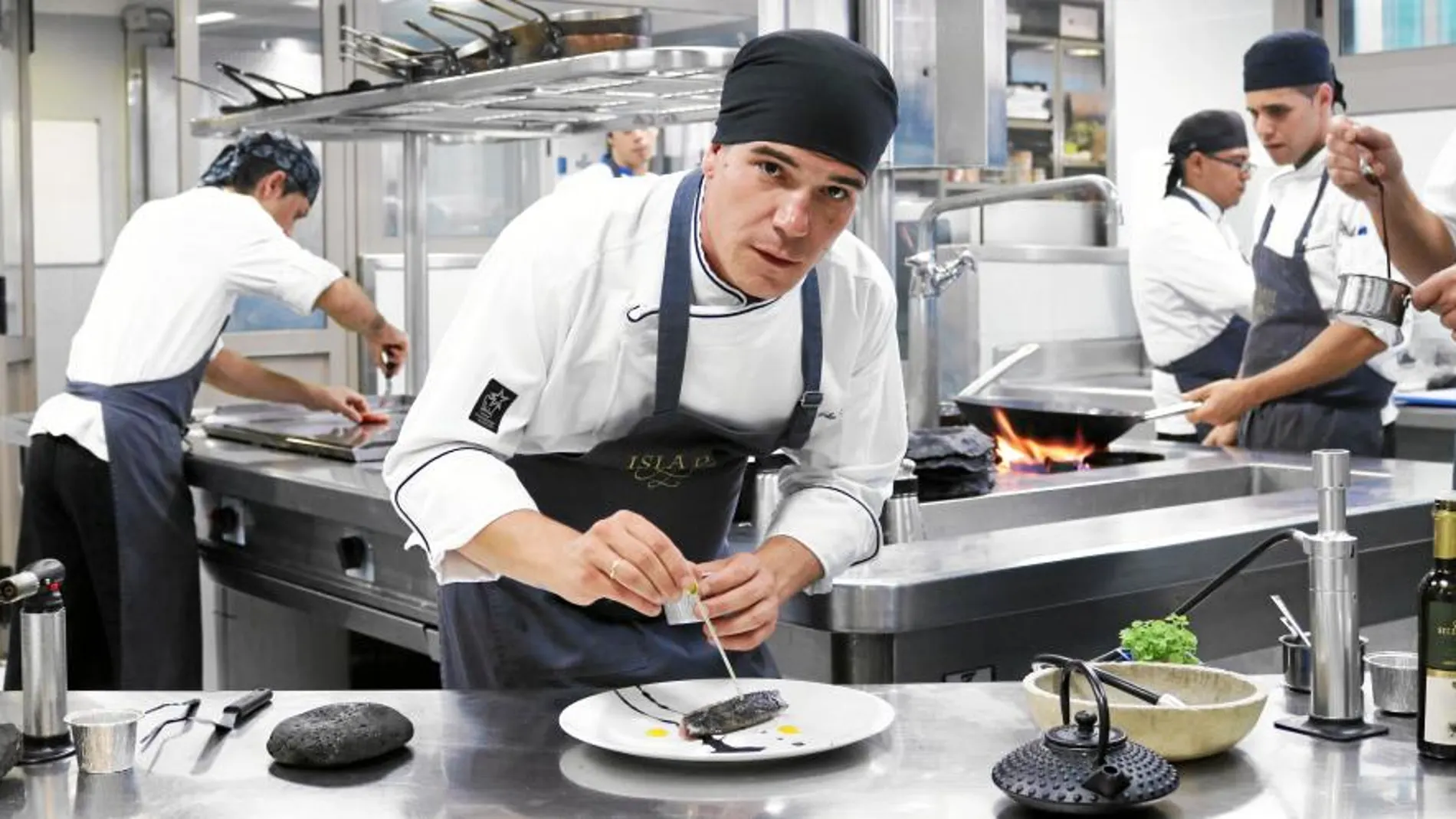 João Faraco en la cocina de Isla de Lobos, el restaurante que regenta en Lanzarote
