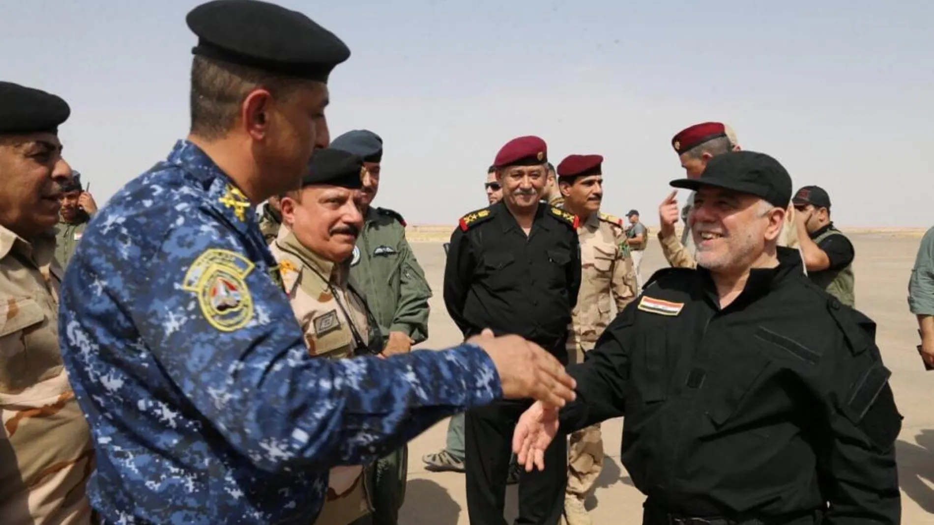 El primer ministro iraquí, Haider al-Abadi (derecha) hoy en Mosul.