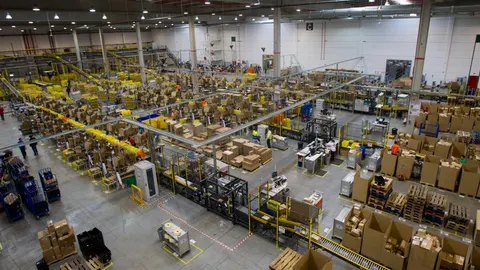 Planta de Amazon en San Fernando de Henares (Madrid). (Foto: © J. FDEZ. - LARGO).